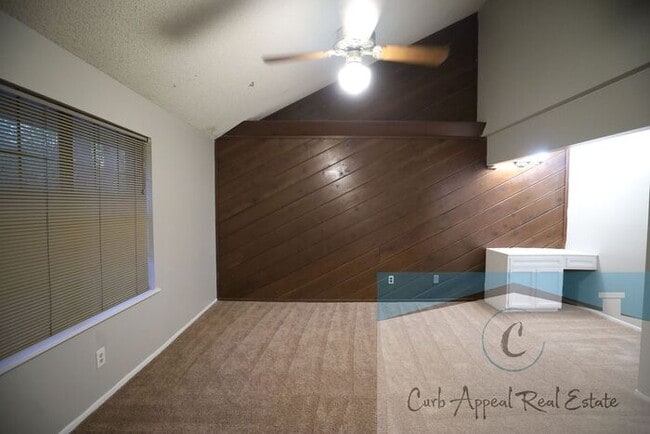 Building Photo - 3 Bedroom 2 Bath Home in Beautiful Neighborhood! A fenced back yard!!