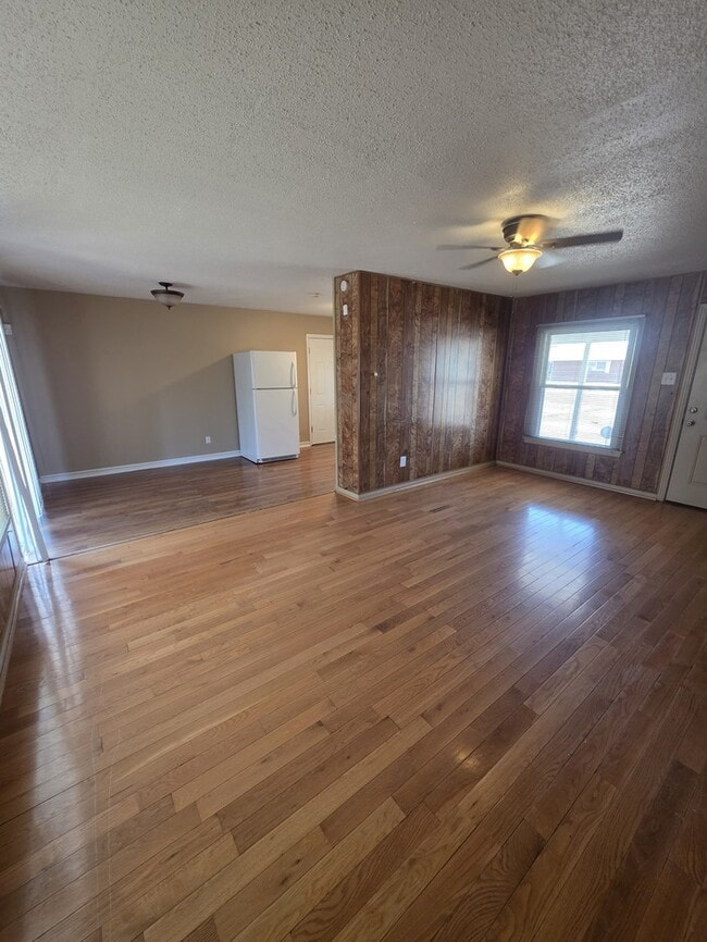 Building Photo - 3 bed 1.5 bath home, large backyard!