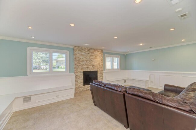 Building Photo - 16829 Creekside Ave