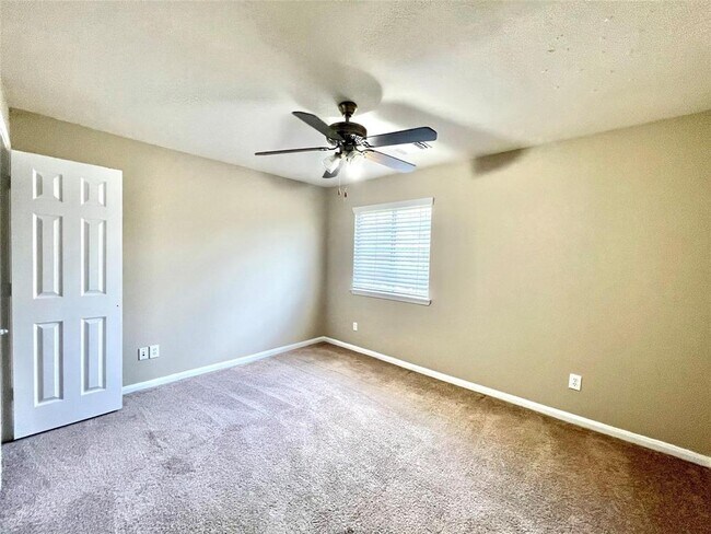 Building Photo - 6330 Applewood Forest Dr