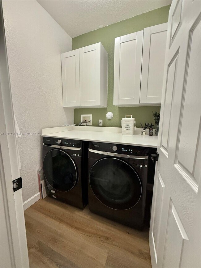 Building Photo - 1034 NE 208th St