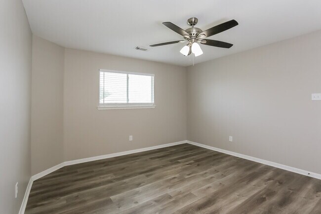 Building Photo - 2431 Fox River Ln