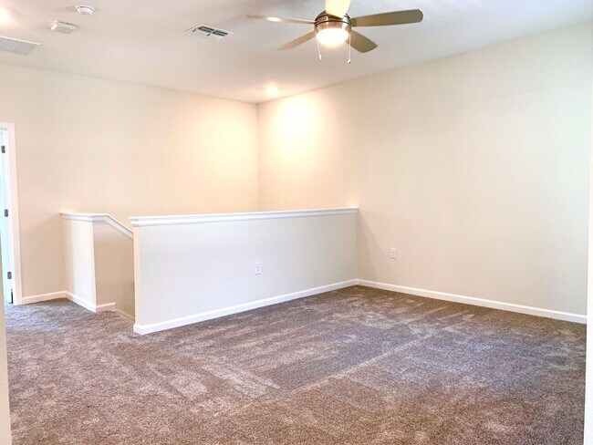 Building Photo - Incredible 5 Bedroom, 3 Bath Town home wit...