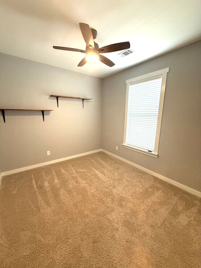 Building Photo - ** 4 Bed 2.5 Bath Located beside Park Cros...