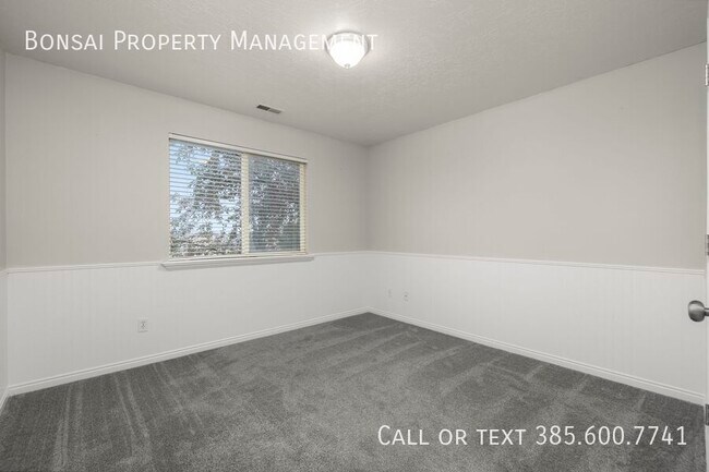 Building Photo - 8096 N Ridge Loop E