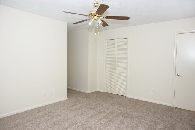 Building Photo - Annual Rental - 2 Bedroom + Den Home with ...