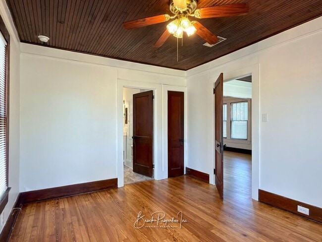 Building Photo - 1613 E Blount St