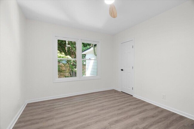 Building Photo - 400 Talaflo St