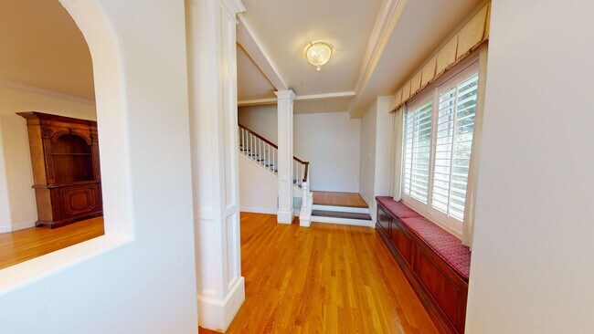 Building Photo - Spacious 4-bedroom 4.5 bath Home in a Gated Complex