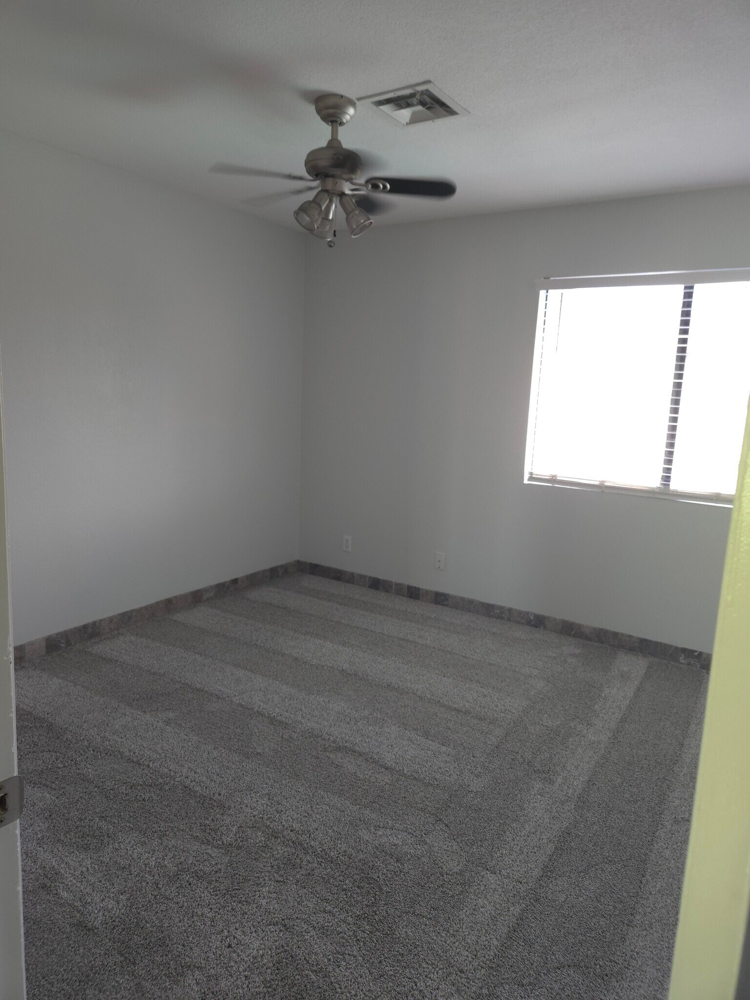 Building Photo - 10032 W Sells Dr