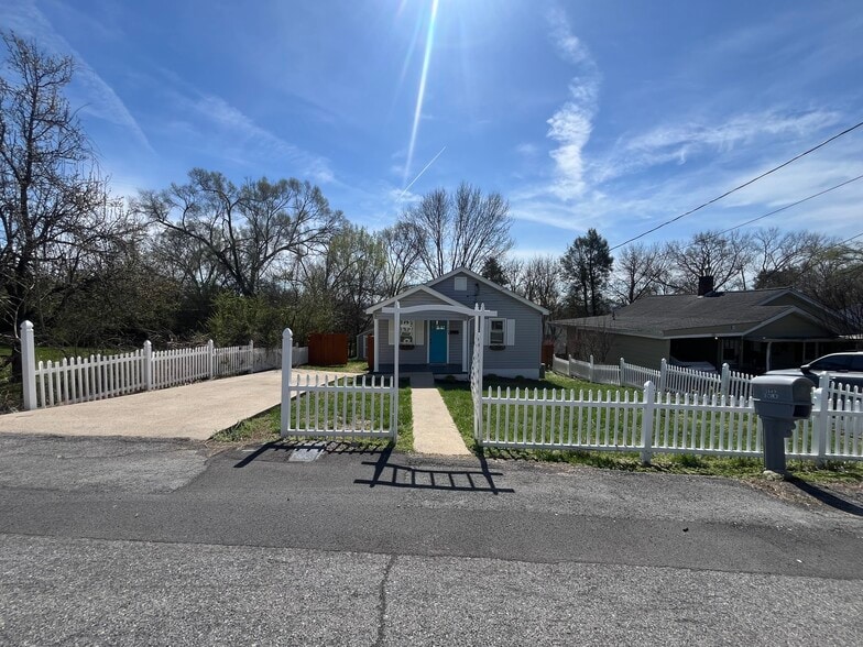 Building Photo - 1449 Marion St