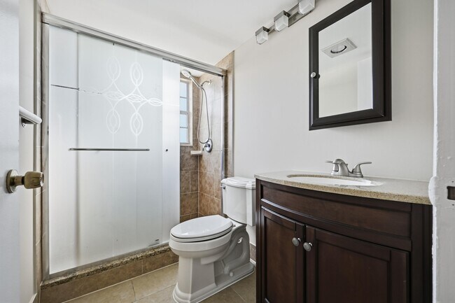 Building Photo - 476 Fanshaw L