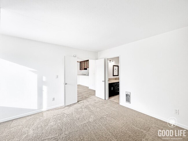Building Photo - Bright 2BR Condo with New Carpet, Private Balcony & Great Amenities in Clairemont Mesa!