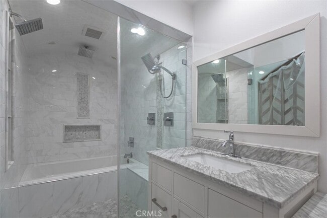 Building Photo - 6059 Vantage Ave