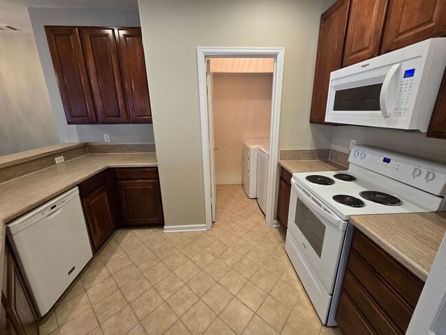 Building Photo - Fresh 2 bedroom, 2 bathroom condo located in Meadows on the Parkway in the heart of Boulder.