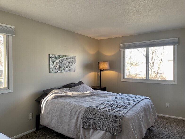 Master bedroom. - 2262 Benson Ave