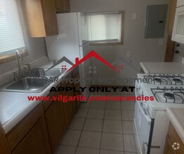 Building Photo - Step into comfort and style in this beauti...