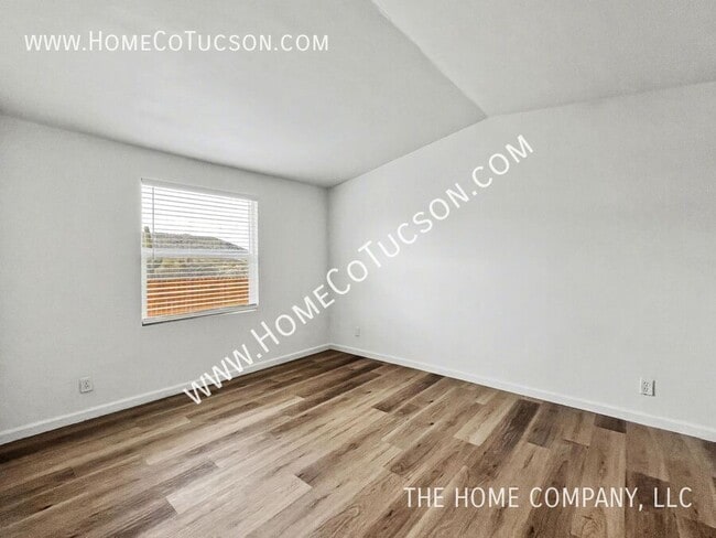 Building Photo - 9950 N El Uno Minor