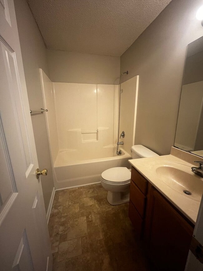 Building Photo - Three Bedroom Two Bath Home