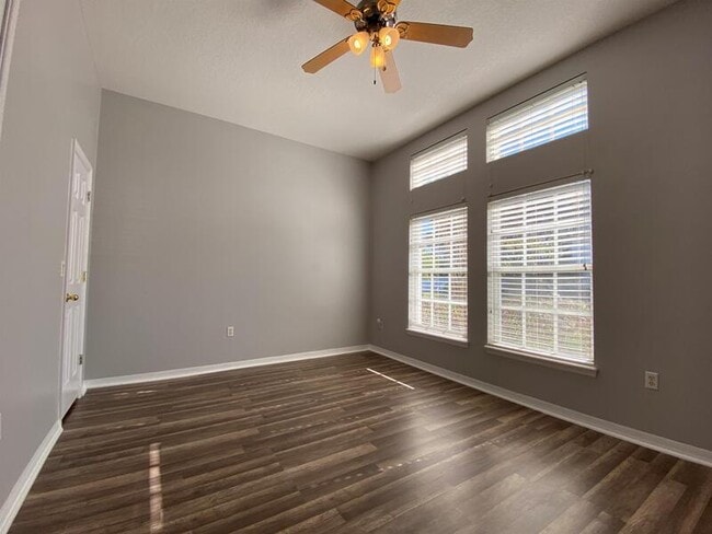 Building Photo - 10885 Piping Rock Cir