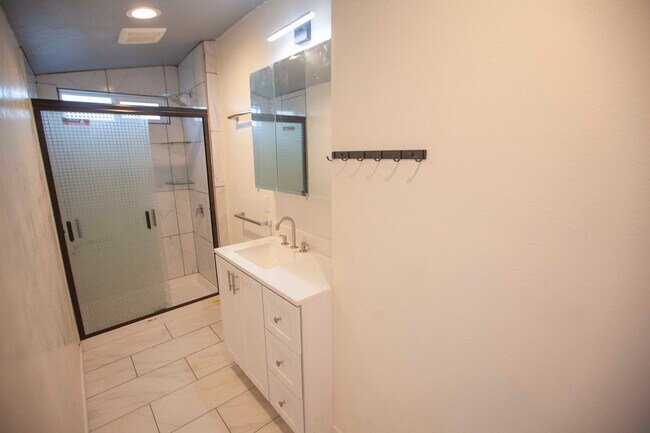 Building Photo - Charming Oceanveiw Renovated Single-Family...