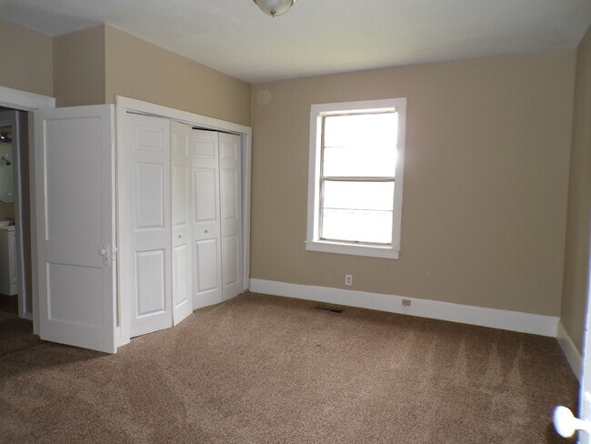 Building Photo - 900 Center St