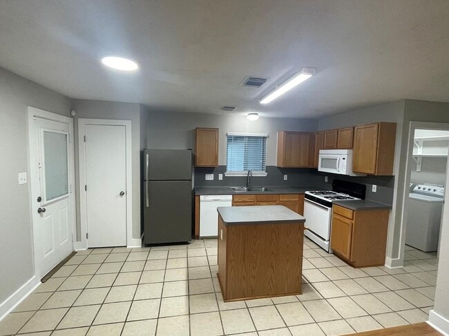 Building Photo - 906 Yacht Ct