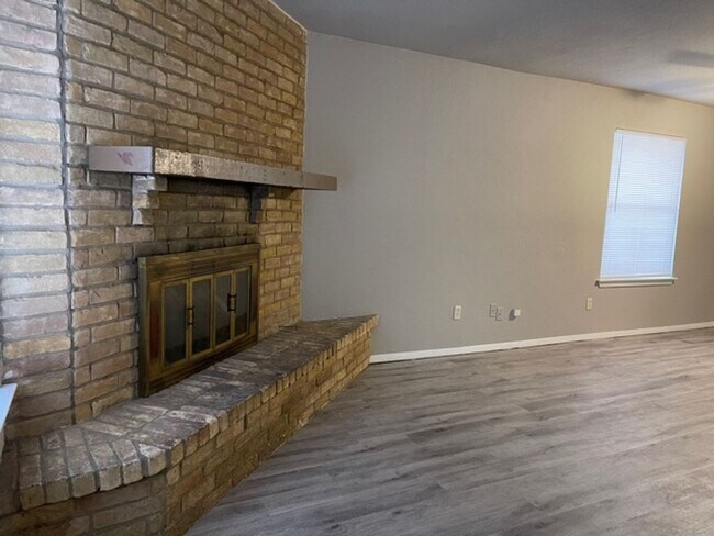 Building Photo - 919-921 West Rochelle Road