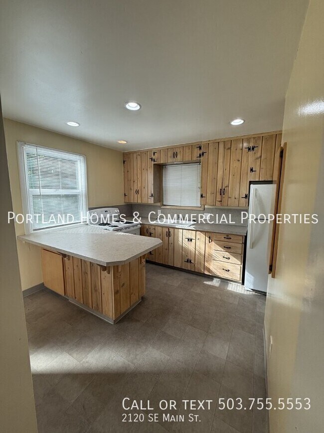 Building Photo - 2120 SE Main St