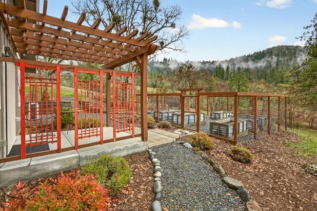 Building Photo - 860 Humbug Creek Rd