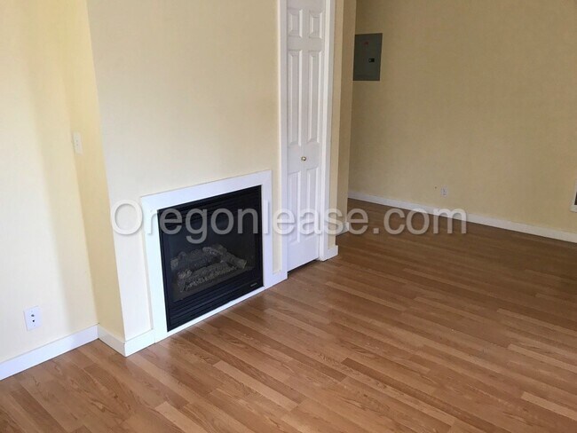Building Photo - Blocks from UO! 2 bedroom 1 bath with in u...
