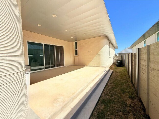 Building Photo - 332 Blue Blaze Trl