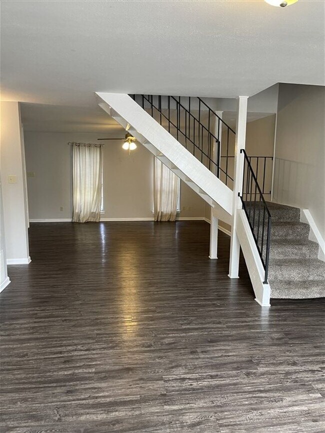 Building Photo - Updated Townhome for lease | 10009 Smither...
