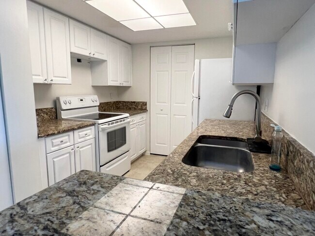 Building Photo - 900 Crestwood Ct S