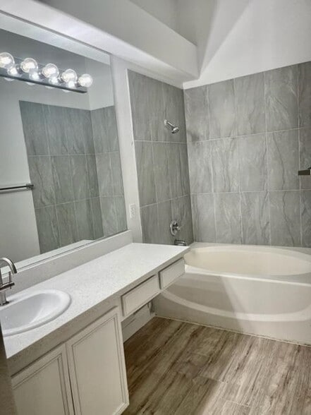 Primary Photo - 2110 Los Feliz St