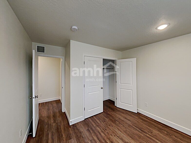 Building Photo - 2415 E Surry Way