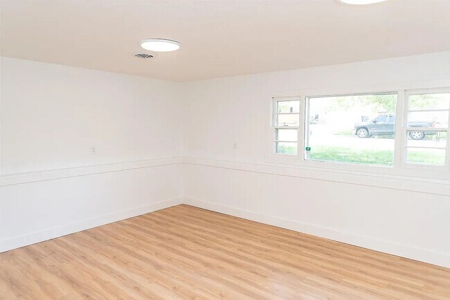 Building Photo - Spacious 4-Bedroom / 2-Bath Home in Wichit...