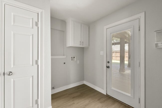 Building Photo - 15710 Creekhaven Dr