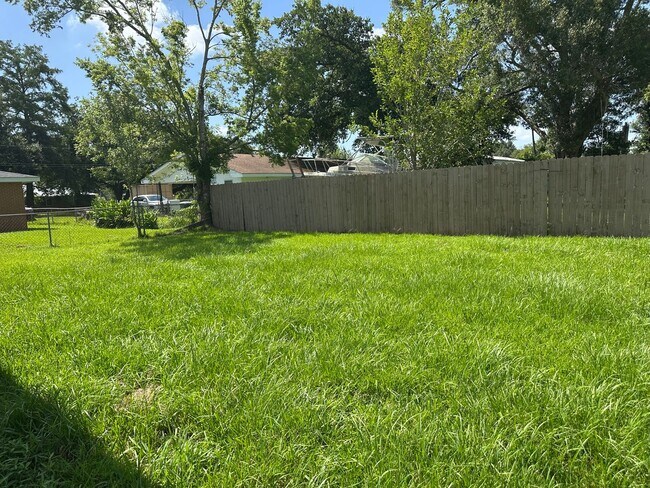 Building Photo - Like New 3 Bedroom 2 Bathroom Home