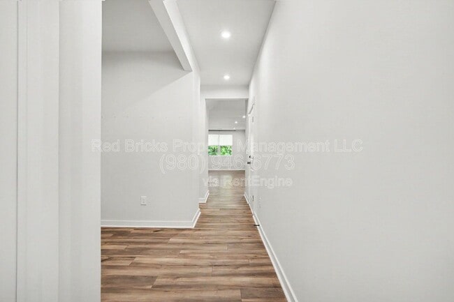 Building Photo - 9512 Munsing Dr