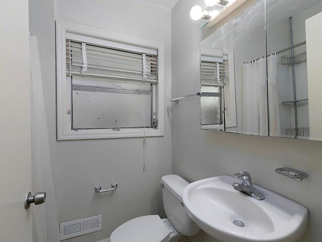 Building Photo - 438 Carriage Dr NE