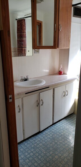 Bathroom upstairs. Shower/tub - 819 Hawthorne Ave