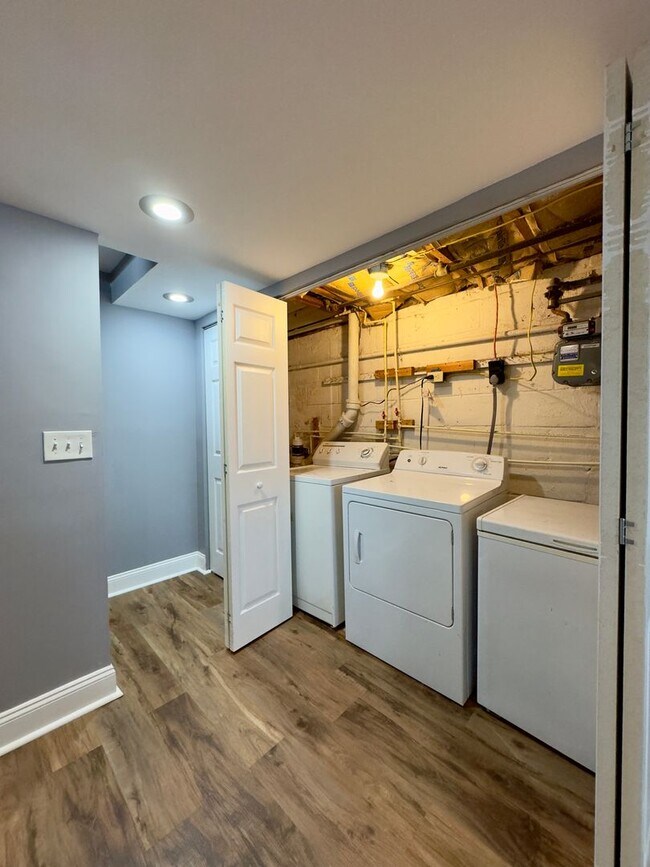 Building Photo - Spacious 4-Bedroom Townhome with Modern Am...