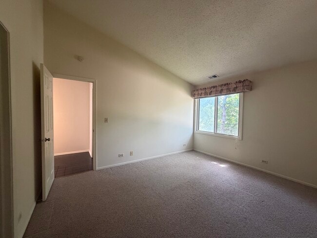 Building Photo - 995 Pine Tree Circle North