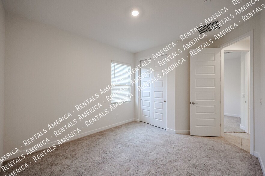 Building Photo - 9718 E Tahoe Ave