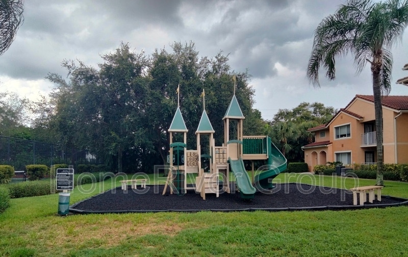 Building Photo - 261 SW Palm Dr