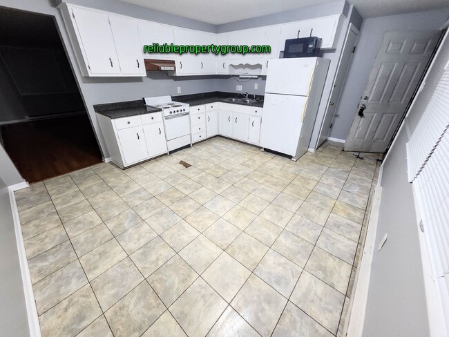 Building Photo - New Listing in Fort Wayne