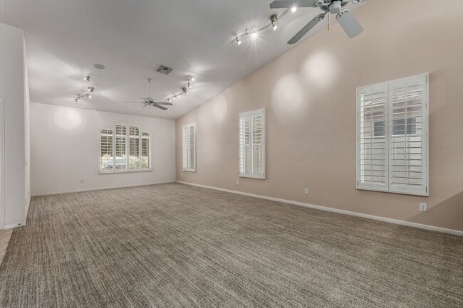 Building Photo - Long term rental in Oakwood with private pool