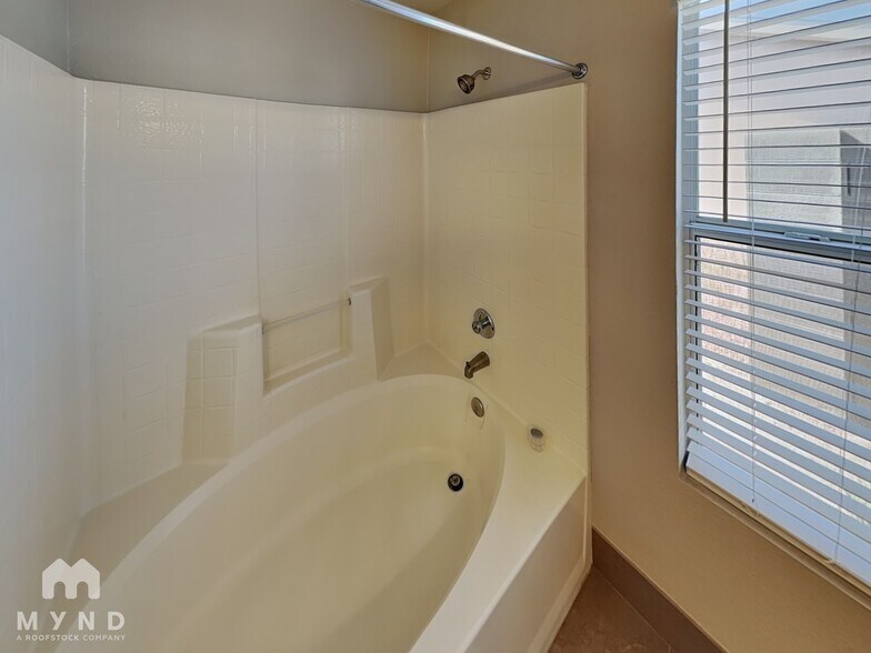 Building Photo - 2704 Exulted Valley Ave