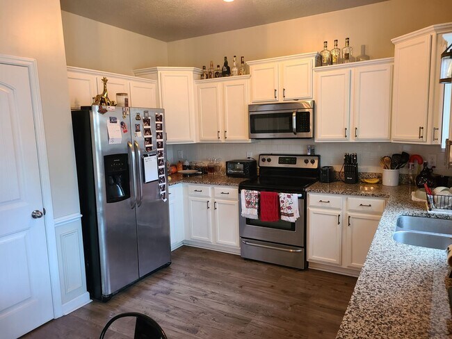 Building Photo - 4 Bed, 2.5 Bath located in The Village in Folkstone Community - Holly Ridge